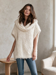 Pull écru col drapé — vue portée de face, en intérieur