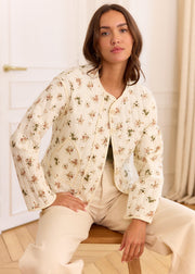 Veste matelassée beige à fleurs, vue portée assise de face