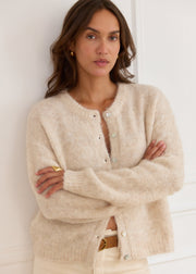 Gilet beige laine col rond — vue portée bras croisés
