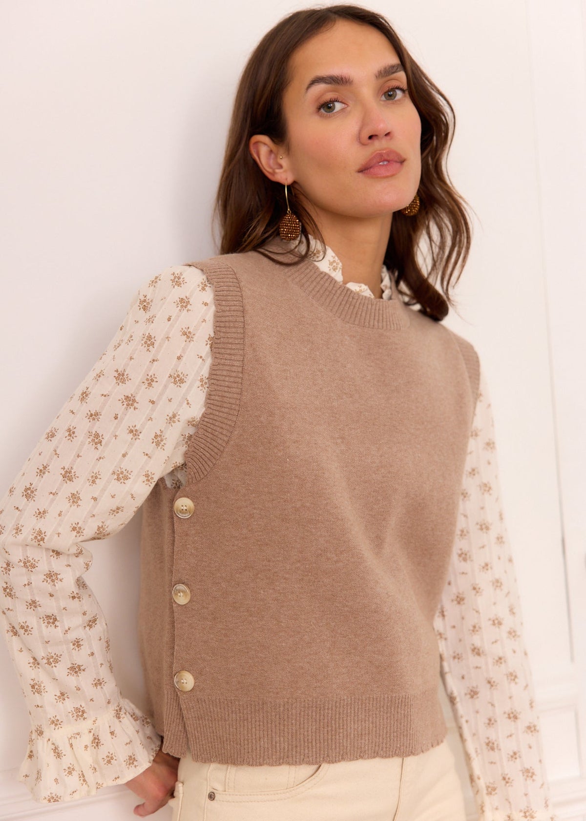 Pull viscose taupe finitions festonnées