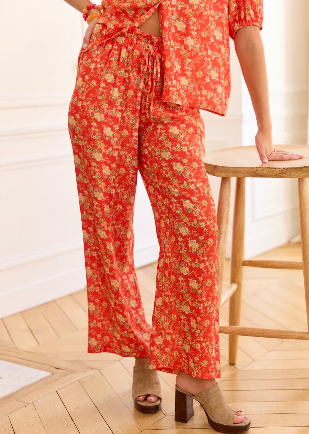 Pantalon rouge fleuri fluide