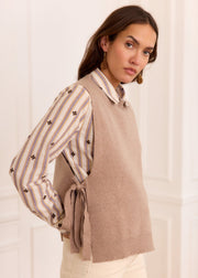 Pull viscose taupe esprit romantique — vue portée de profil, nœud sur le côté