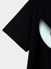 T-shirt noir à motif yeux — détail de la manche courte et du côté du motif