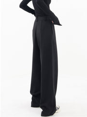 Pantalon ample à devant asymétrique noir, vue portée de trois quarts