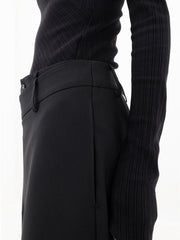 Pantalon ample à devant asymétrique noir, détail de la taille de profil