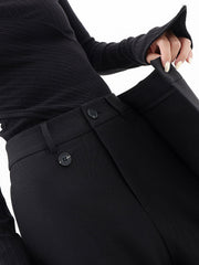 Pantalon ample à devant asymétrique noir, détail de la taille