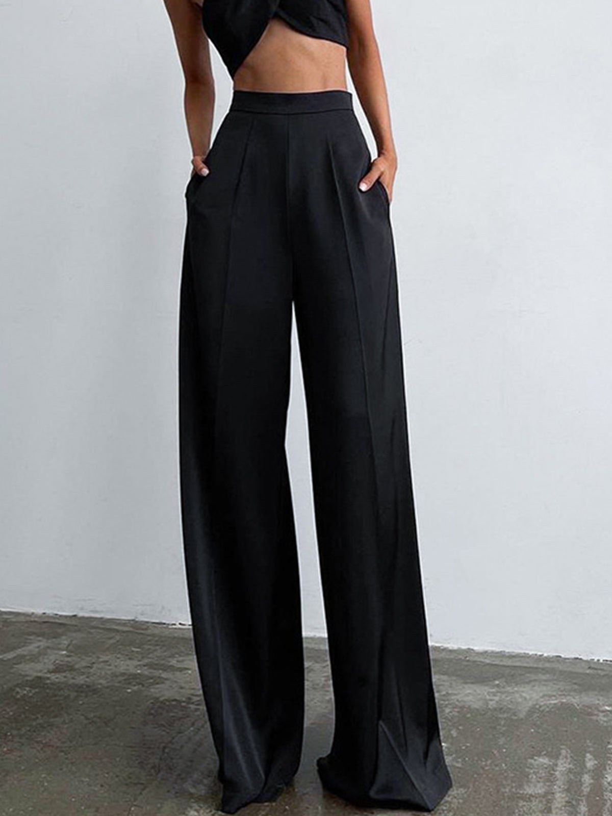 Pantalon ample en satin noir, vue portée de face