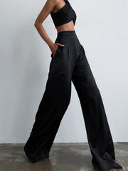 Pantalon ample en satin noir, vue portée de trois quarts