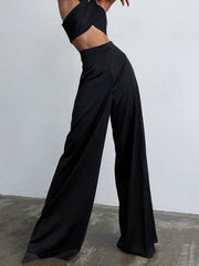 Pantalon ample en satin noir, vue portée de profil