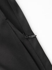 Pantalon ample en satin noir, détail du zip
