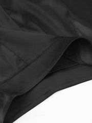 Pantalon ample en satin noir, détail du tissu