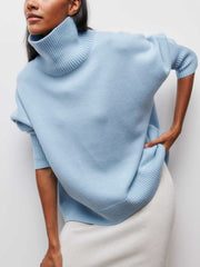 Pull oversize col roulé bleu ciel — vue portée de trois-quarts, regard de côté