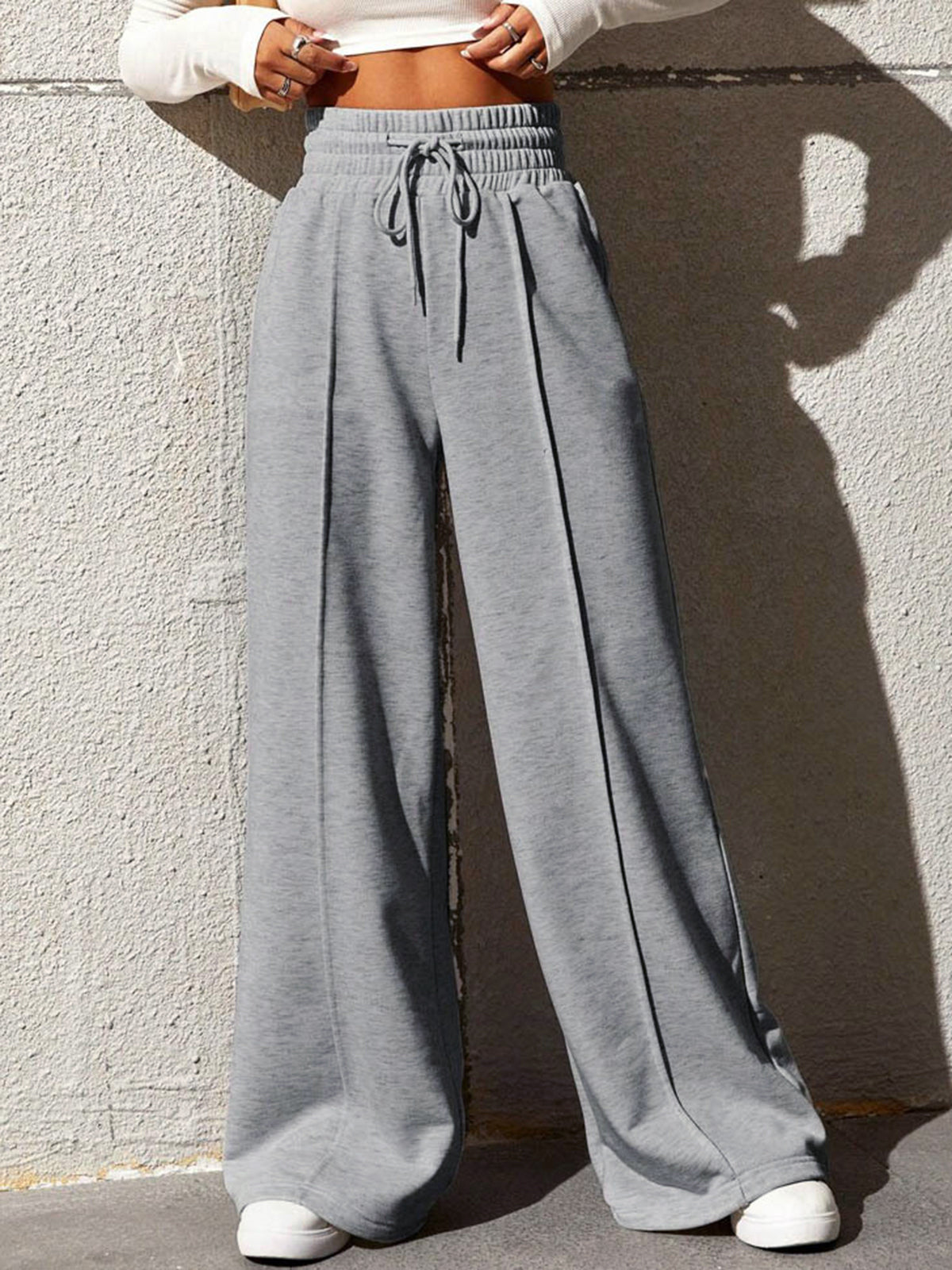 Pantalon de jogging large gris, vue portée de face