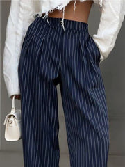 Pantalon ample à rayures marine, détail porté