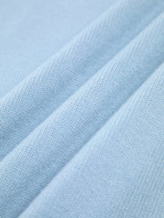 Pull oversize col roulé bleu ciel — gros plan sur la maille