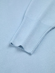 Pull oversize col roulé bleu ciel — gros plan sur le poignet côtelé