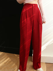 Pantalon plissé rouge, vue portée de trois quarts