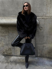 Manteau court fourrure synthétique noire