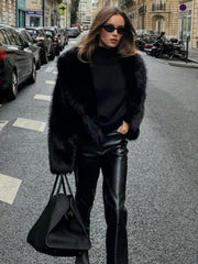 Manteau court fourrure synthétique noire