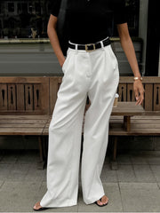 Pantalon ample uni blanc, détail porté