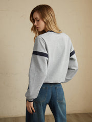 Sweat oversize finitions contrastées gris clair — vue portée de dos, rayures sur les manches