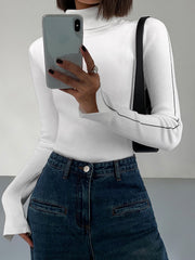 Pull col roulé passepoil contrasté blanc — selfie au miroir, vue portée de profil