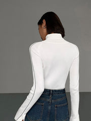 Pull col roulé passepoil contrasté blanc — vue portée de dos