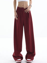 Pantalon bordeaux à taille asymétrique, vue portée de face