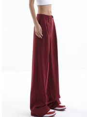 Pantalon bordeaux à taille asymétrique, vue portée de profil