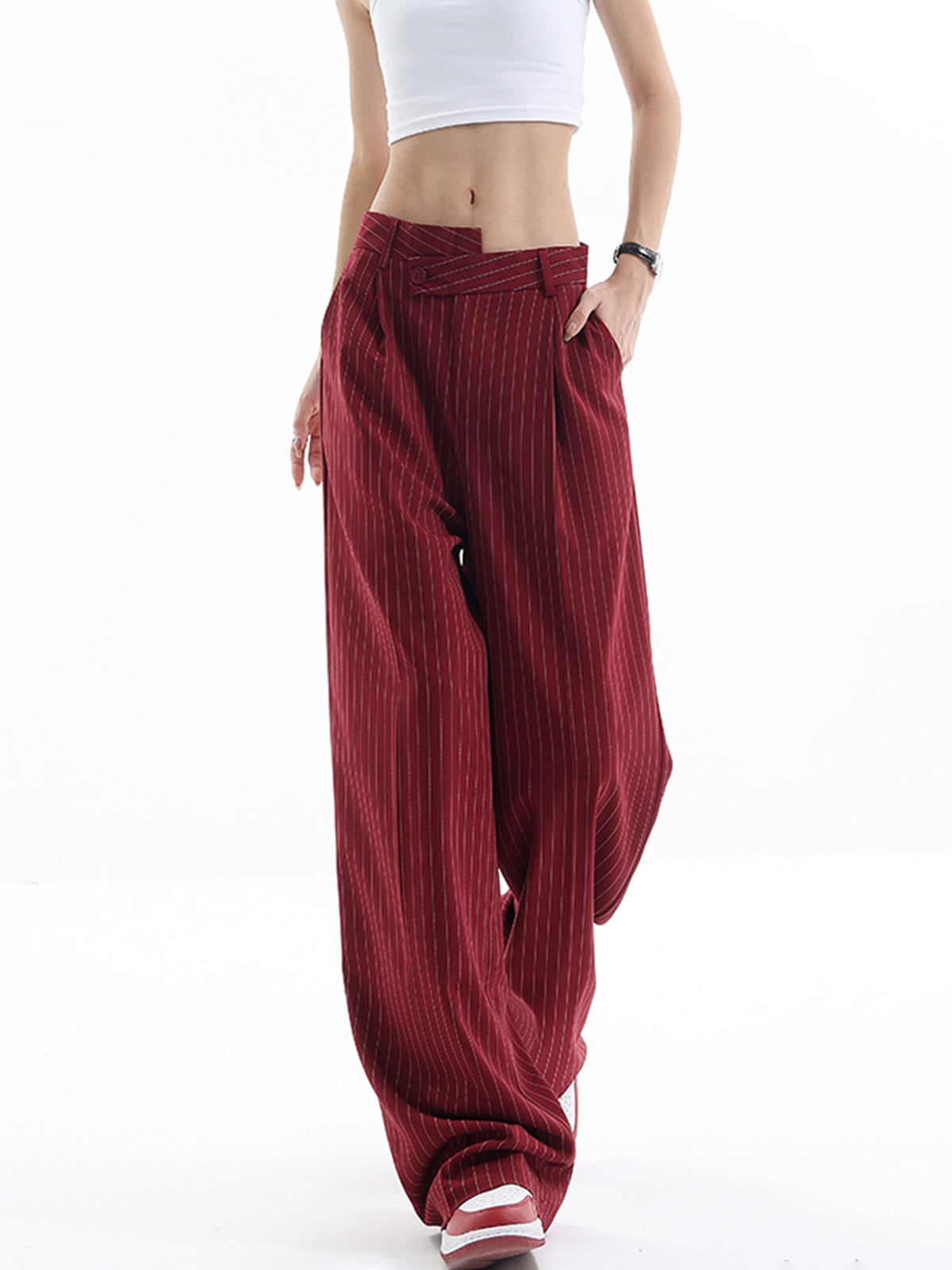 Pantalon bordeaux à taille asymétrique, vue portée de trois quarts