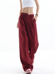 Pantalon bordeaux à taille asymétrique, vue portée de trois quarts