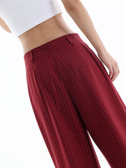 Pantalon bordeaux à taille asymétrique, détail des pinces