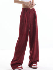Pantalon bordeaux à taille asymétrique, vue portée de face