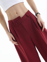 Pantalon bordeaux à taille asymétrique, détail de la taille