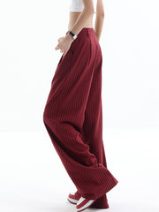 Pantalon bordeaux à taille asymétrique, vue portée de trois quarts