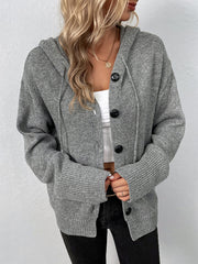 Cardigan à capuche à cordon gris — vue portée de face, boutonné, main dans la poche