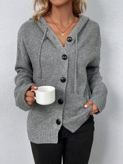 Cardigan à capuche à cordon gris — vue portée de face, boutonné, mug blanc à la main