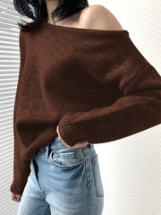 Pull asymétrique épaule dénudée marron foncé — vue portée de face, épaule dénudée, jean bleu