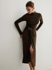 Robe plissée fendue anneau métal