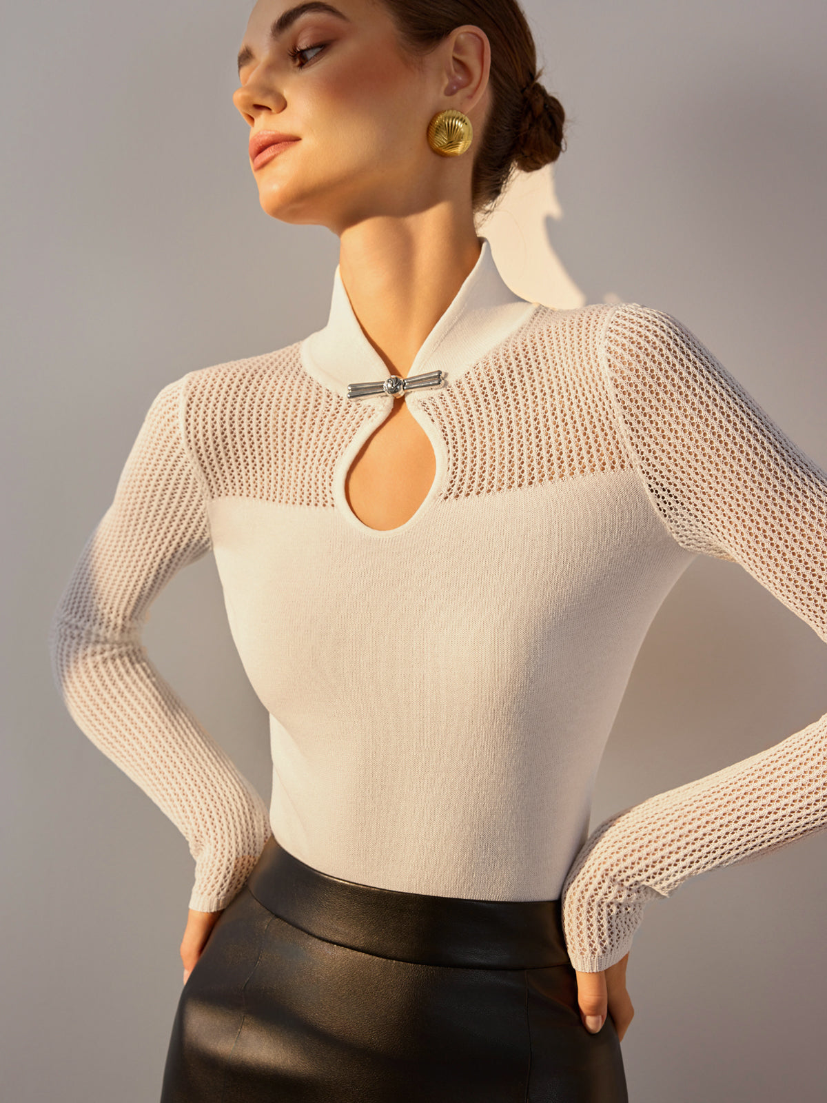 Top tricot semi-transparent col trou de serrure