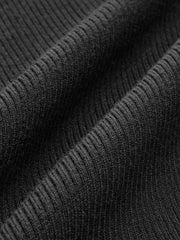 Pull bord contrasté perles noir — gros plan sur la maille côtelée
