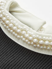 Pull bord contrasté perles noir — gros plan sur le col blanc orné de perles