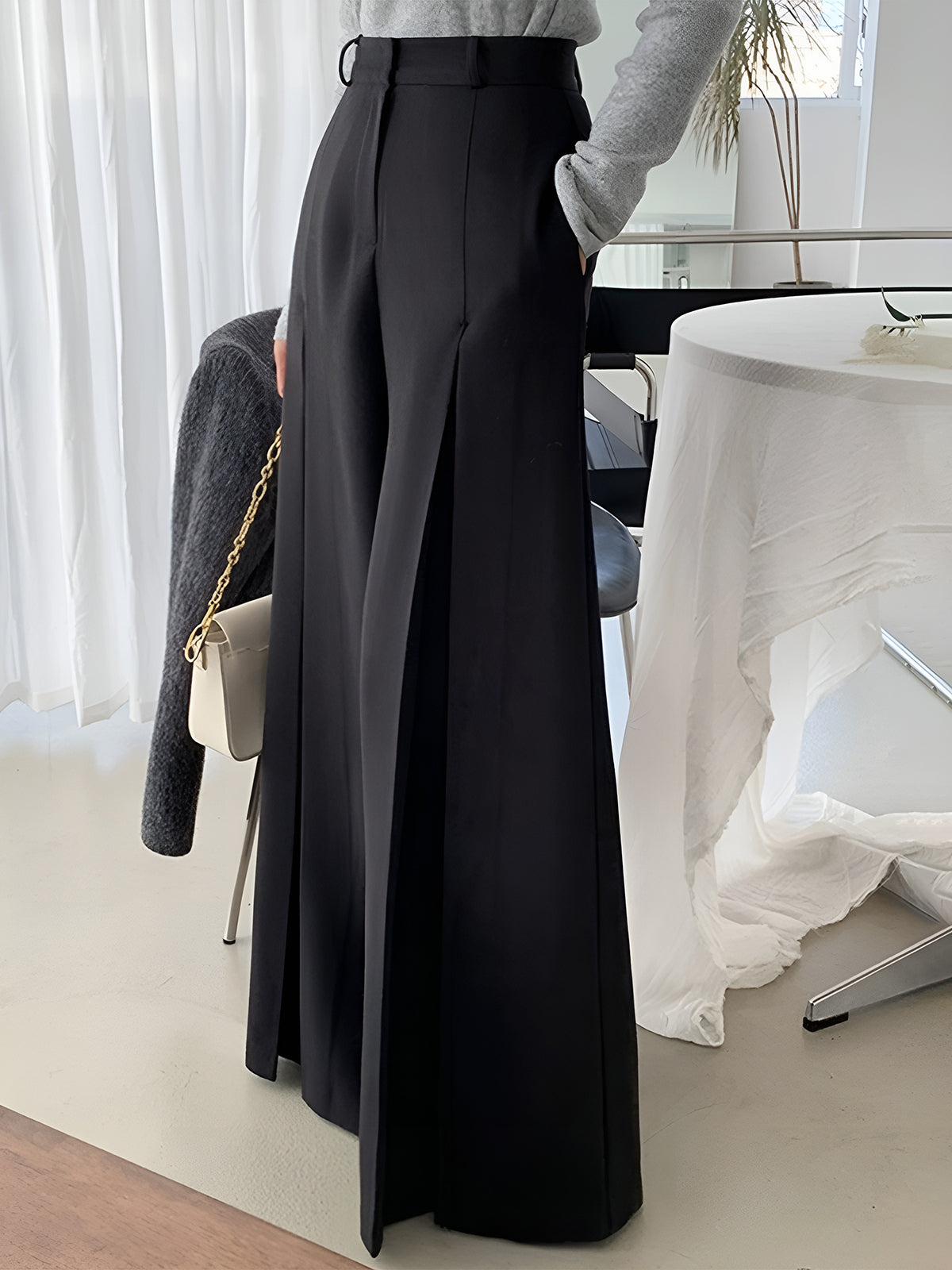 Pantalon noir ample à pinces, vue portée de profil