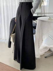 Pantalon noir ample à pinces, vue portée de profil