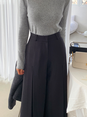 Pantalon noir ample à pinces, vue portée de face