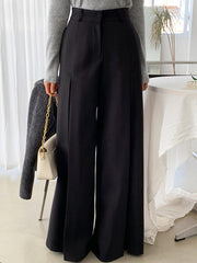 Pantalon noir ample à pinces, vue portée de trois quarts