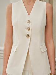 Gilet tailleur ivoire à boutons dorés, détail des boutons et rabats