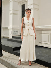 Gilet tailleur ivoire à boutons dorés, vue portée en pied de face