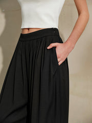 Pantalon noir plissé ample, détail de la taille