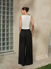 Pantalon noir plissé ample, vue portée de dos